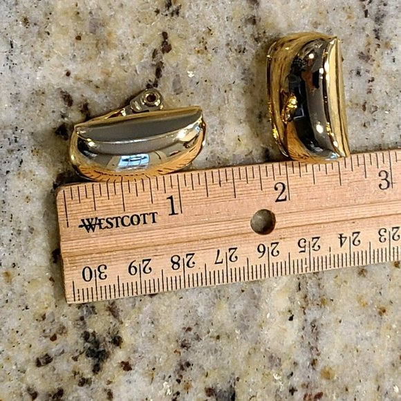Vintage JJG Jonette Jewelry.Gold Tone Rounded Rectangle Pillow Earrings. Clip on - Picture 7 of 11